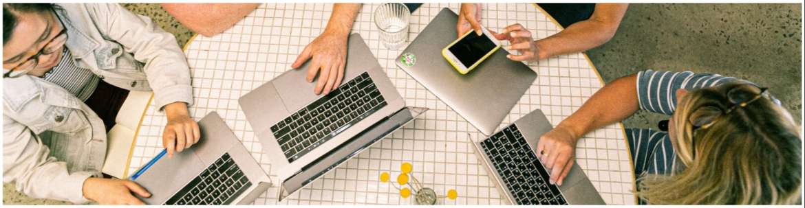 slecht-slapen-opgejaagd-gevoel-1170x303 samenwerken op laptops aan tafel met collega's