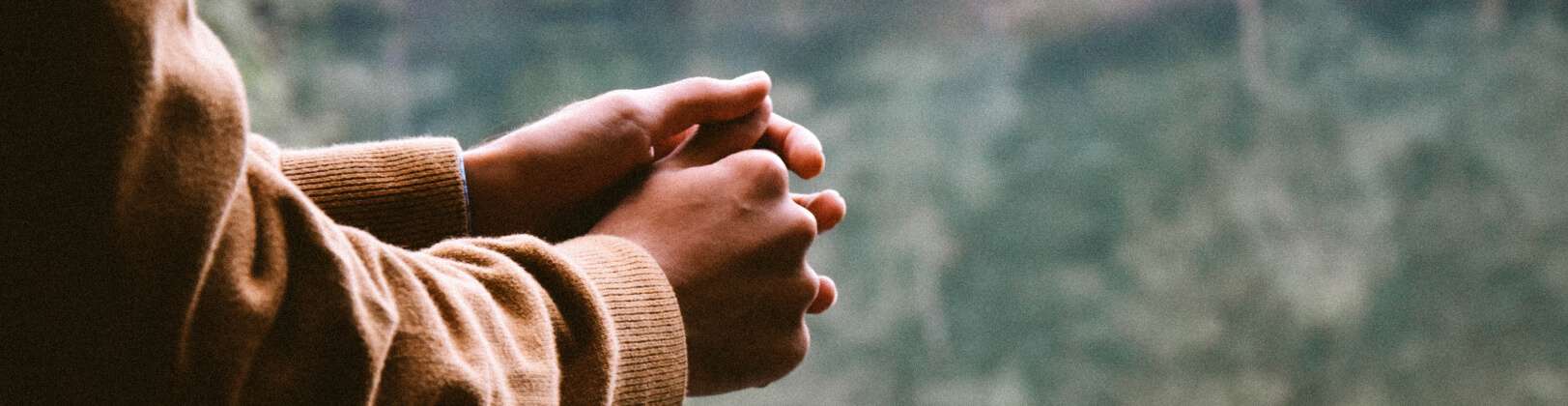 stoppen-met-piekeren in elkaar gevouwen handen